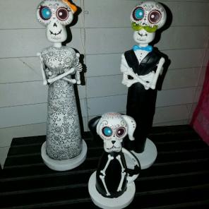 Day of the dead figurines & sharpie set
