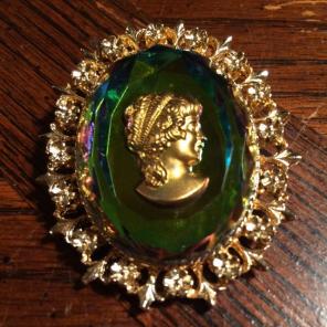 VTG Green And Gold Glass Cameo Brooch