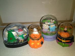 Holiday snowglobes