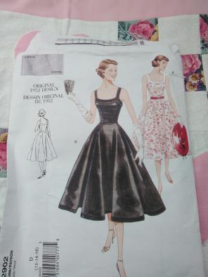 Vogue Vintage Dress Sewing Pattern 12-16