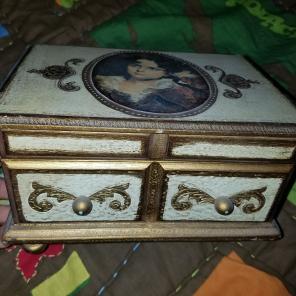 Beautiful music playing jewelry box