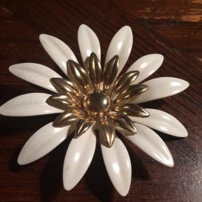 VTG Sarah Coventry White Flower Brooch