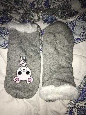 Grey Neck Chain Gloves