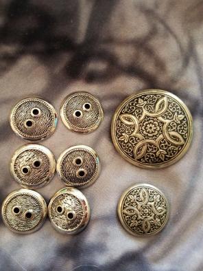 Lot of 2 decorative vintage buttons m