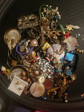 VIN TO NOW JUNK JEWELRY CRAFT ONLY B-1