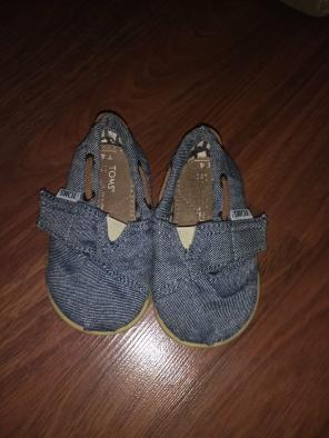 Tiny chambray toms size 4