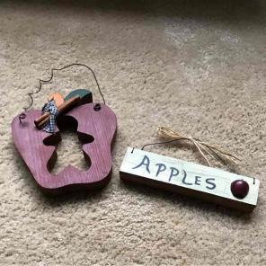 Two piece country apple sign set