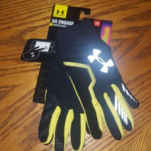 New Under Armour Gloves sz small