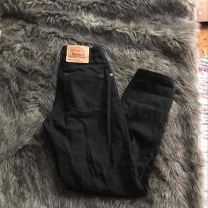 Black Levi's mom jeans