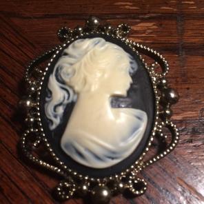 VTG Black & White Cameo Brooch