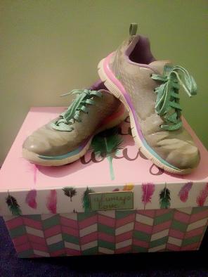 BIG GIRL SKECHERS SIZE 3