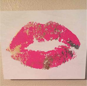 Pink & gold lips room decor