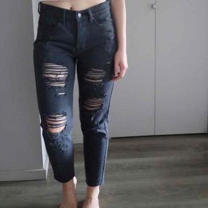 Brandy Melville Ripped Boyfriend Jeans