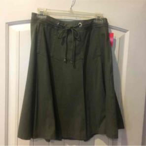Adorable army green skirt with pleats!