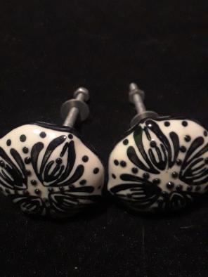 Dresser knobs, set of 2 black & white