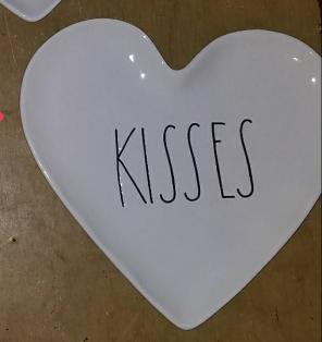 Rae Dunn Kisses Plate