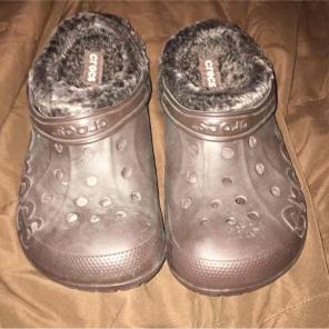 Brown crocs with fur size 10 women's 12