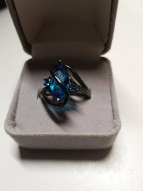 Blue sapphire set in 18 kt black gold