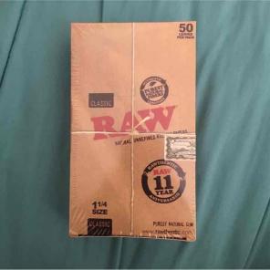 RAW rolling papers pack