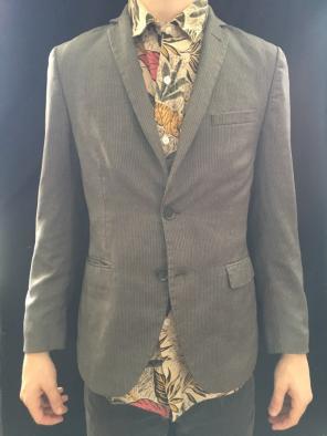 Men's US 34R Grey Pinstriped Suit !!