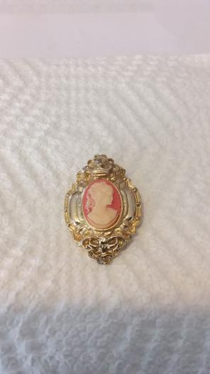 ROYAL SETTING WITH CROWN CAMEO SET BROOC