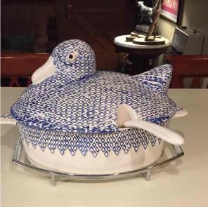 LARGE BLUE AMD WHITE SOUP TERRAIN W/RACK