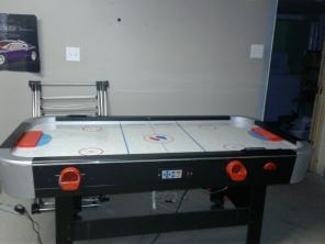 Air hockey table