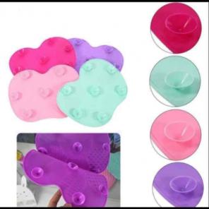 Makeup brush cleaning pad