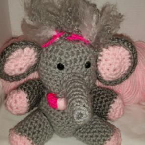 Crochet elephant stuffy