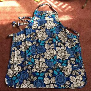 Vera Bradley full size apron blue bayou