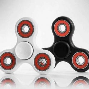 4 EDC Spinners 2 White and 2 Black