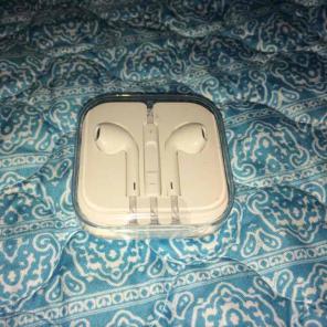 New apple earbuds