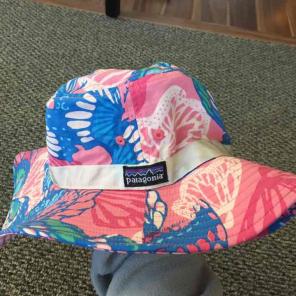 Patagonia girls hat - blue and pink
