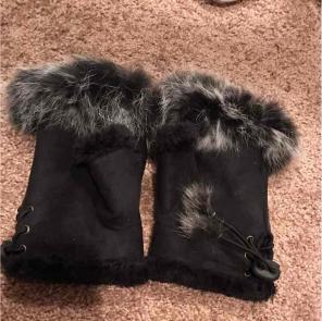 Black Fuzzy Fingerless Adjustable Gloves