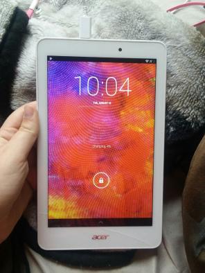 White acer tablet