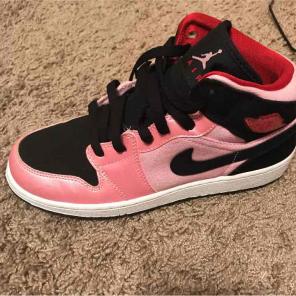 Jordan's 1 size 6 Y. Only worn a few.