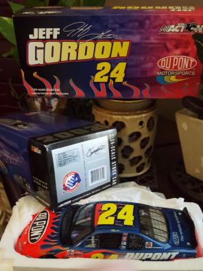 DuPont 24 Jeff Gordon NASCAR