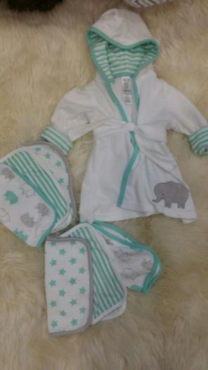 Nwot. Baby Robe 0-9 months & washcloths