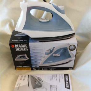 BLACK DECKER STEAM IRON BNIB