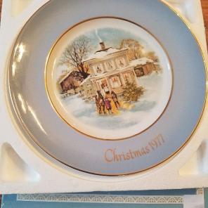 AVON 1977 Christmas plate
