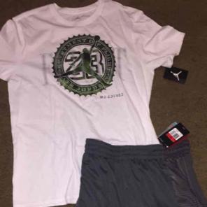 LARGE MENS JORDAN GREY SHORTS & tshirt