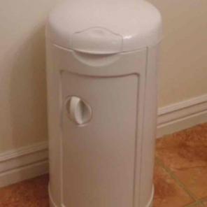 Munchkin arm and hammer diaper pail