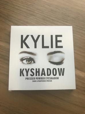 Kylie eyeshadow palette bronze