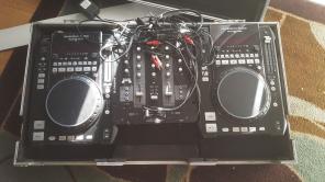 2 DJ Turntables and mixer with case