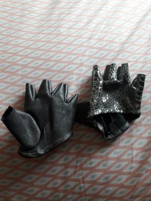 Hot Topic reptile print half gloves