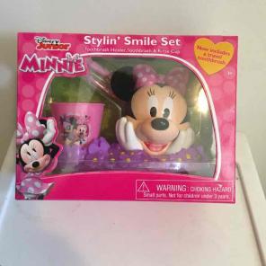NEW Minnie toothbrush set