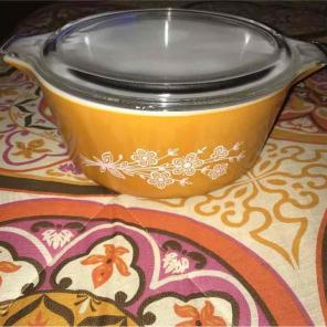 Pyrex Butterfly Gold 475-B with lid