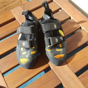 Climbing shoes size 7 and chalk bag