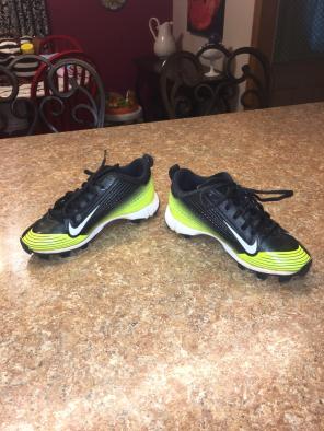 Kids Size 1 Nike Baseball Cleats