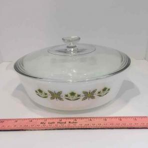 Pyrex casserole dish with glass lid